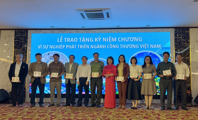 trao-ky-niem-chuong-cho-cac-ca-nhan-la-lanh-dao-cac-so-ban-nganh-dia-phuong-4868.jpg