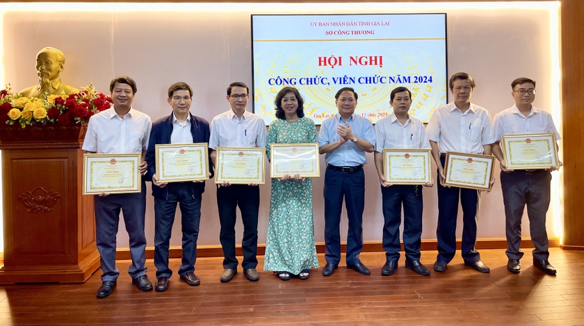 giam-doc-so-cong-thuong-trao-giay-khen-cho-cac-tap-the-4107.jpg