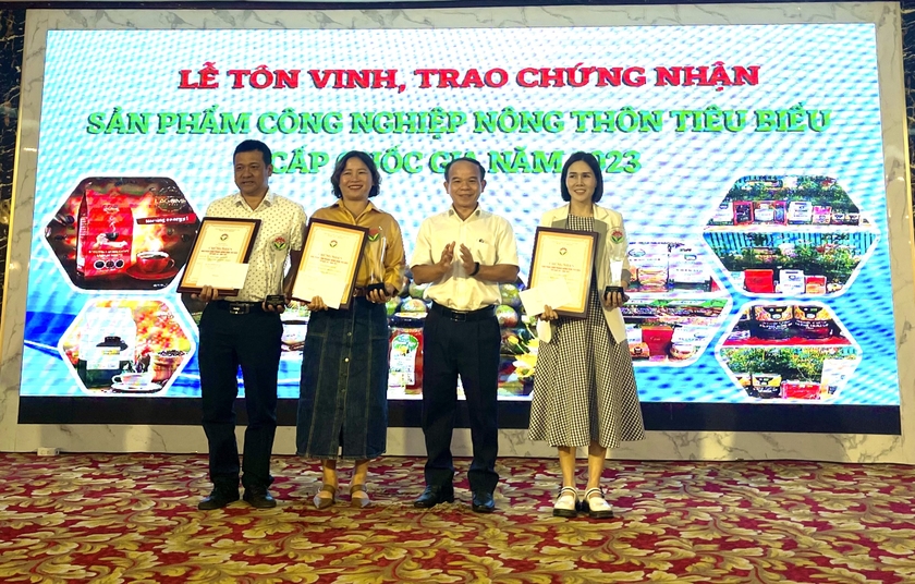 trao-giay-chung-nhan-san-pham-cong-nghiep-nong-thon-tieu-bieu-cap-quoc-gia-cho-3-don-vi-3723.jpg