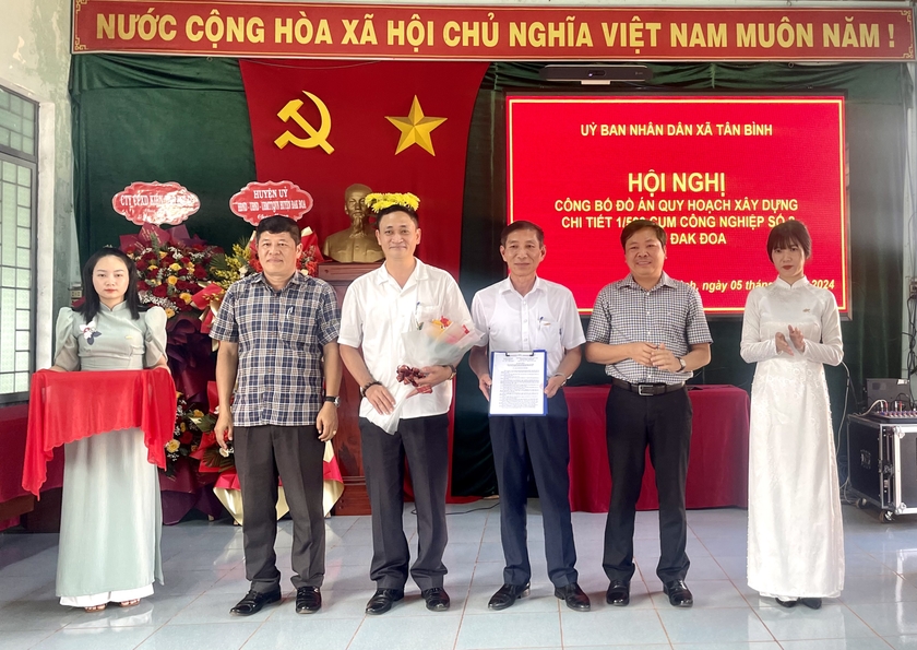 trao-quyet-dinh-phe-duyet-do-an-quy-hoach-xay-dung-chi-tiet-1500-cum-cong-nghiep-so-02-huyen-dak-doa-7042.jpg