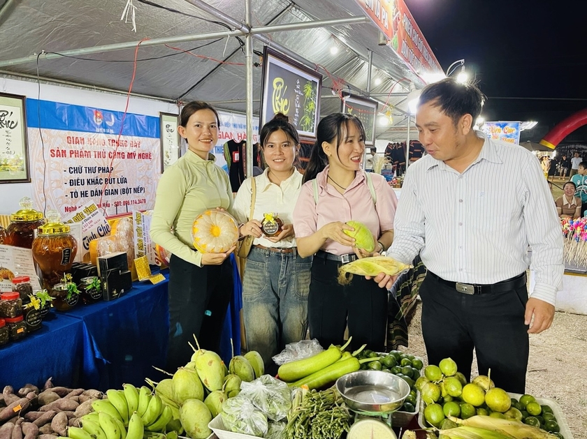 gian-hang-cua-hoi-nong-dan-huyen-trung-bay-nhieu-nong-san-dac-trung-cua-dia-phuong-anh-vu-chi-7470.jpg gian-hang-cua-hoi-nong-dan-huyen-trung-bay-nhieu-nong-san-dac-trung-cua-dia-phuong-anh-vu-chi-7470.jpg
