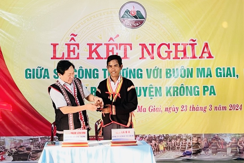 dai-dien-lanh-dao-so-cong-thuong-va-buon-ma-giai-trao-cho-nhau-chiec-cong-cua-nguoi-jrai-tuong-trung-cho-su-gan-ket-giua-2-don-vi-anh-vu-chi-9445.jpg dai-dien-lanh-dao-so-cong-thuong-va-buon-ma-giai-trao-cho-nhau-chiec-cong-cua-nguoi-jrai-tuong-trung-cho-su-gan-ket-giua-2-don-vi-anh-vu-chi-9445.jpg