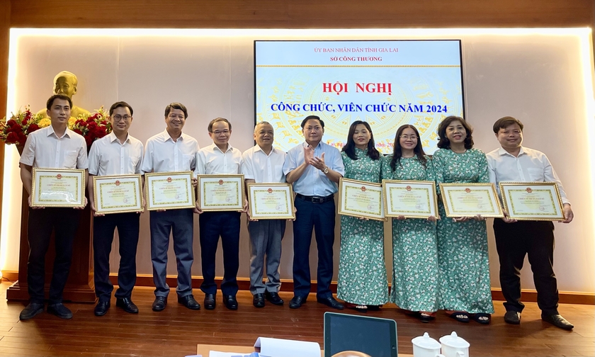 trao-danh-hieu-22chien-sy-thi-dua-co-so22-nam-2023-cho-cac-ca-nhan-138.jpg