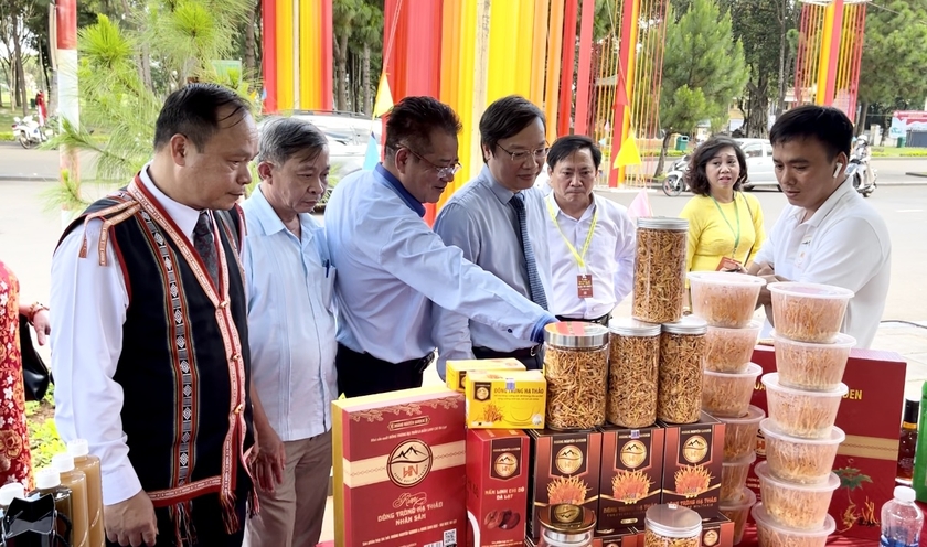 nhieu-san-pham-cua-cac-tinh-tay-nguyen-co-co-hoi-ket-noi-tieu-thu-voi-cac-kenh-phan-phoi-o-lao-va-campuchia-8634.jpg nhieu-san-pham-cua-cac-tinh-tay-nguyen-co-co-hoi-ket-noi-tieu-thu-voi-cac-kenh-phan-phoi-o-lao-va-campuchia-8634.jpg