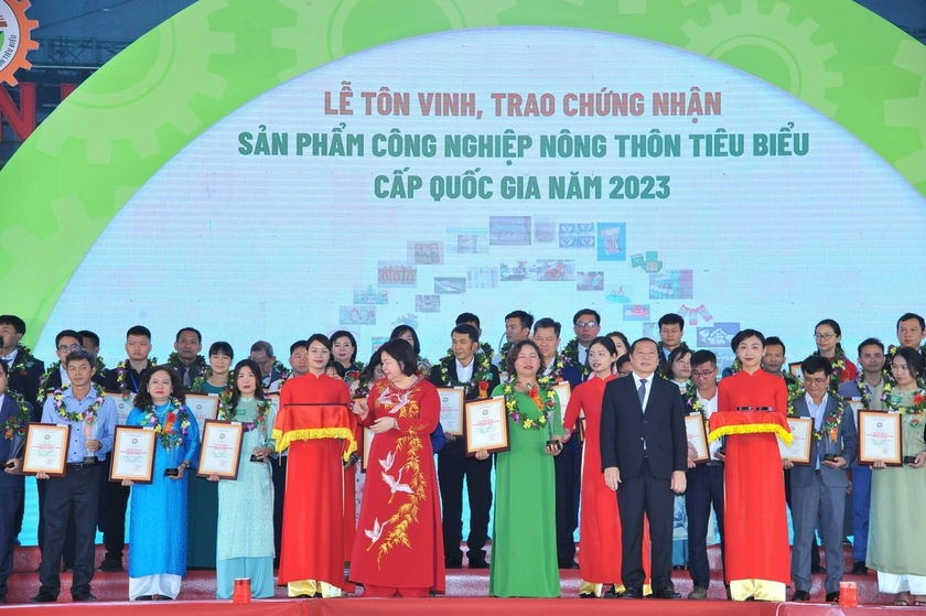 le-ton-vinh-trao-chung-nhan-san-pham-cong-nghiep-nong-thon-tieu-bieu-cap-quoc-gia-nam-2023-anh-so-cong-thuong-gia-lai-cung-cap-1134.jpg le-ton-vinh-trao-chung-nhan-san-pham-cong-nghiep-nong-thon-tieu-bieu-cap-quoc-gia-nam-2023-anh-so-cong-thuong-gia-lai-cung-cap-1134.jpg