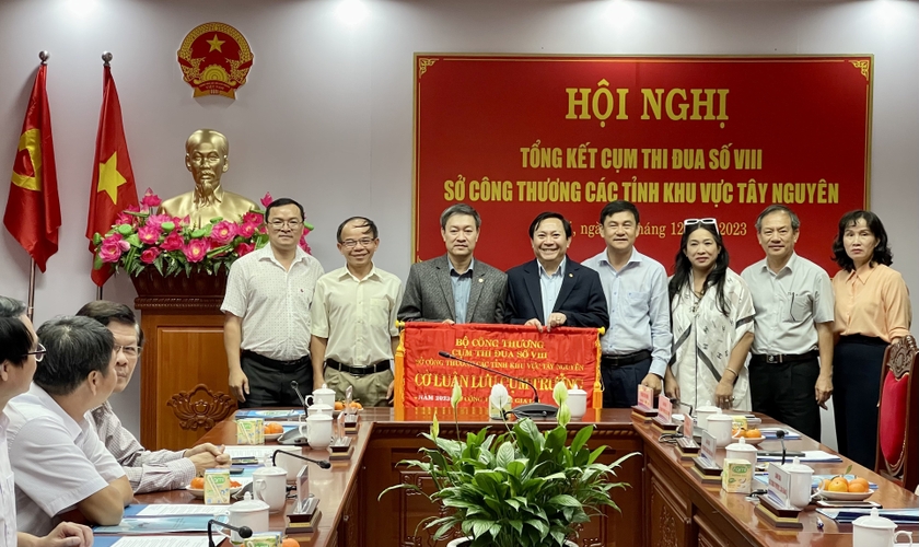 trao-co-luan-luu-cum-truong-cum-thi-dua-so-viii-so-cong-thuong-cac-tinh-khu-vuc-tay-nguyen-cho-so-cong-thuong-tinh-kon-tum-6992.jpg