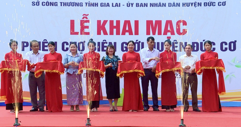 cac-dai-bieu-cat-bang-khai-mac-phien-cho-bien-gioi-huyen-duc-co-anh-vu-thao-2360.jpg