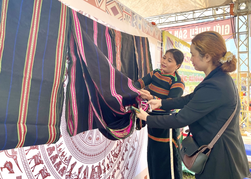 thong-qua-hoi-cho-giup-cac-doanh-nghiep-hop-tac-xa-ho-san-xuat-kinh-doanh-quang-ba-gioi-thieu-san-pham-tiep-can-voi-nguoi-tieu-dung-9221.jpg thong-qua-hoi-cho-giup-cac-doanh-nghiep-hop-tac-xa-ho-san-xuat-kinh-doanh-quang-ba-gioi-thieu-san-pham-tiep-can-voi-nguoi-tieu-dung-9221.jpg