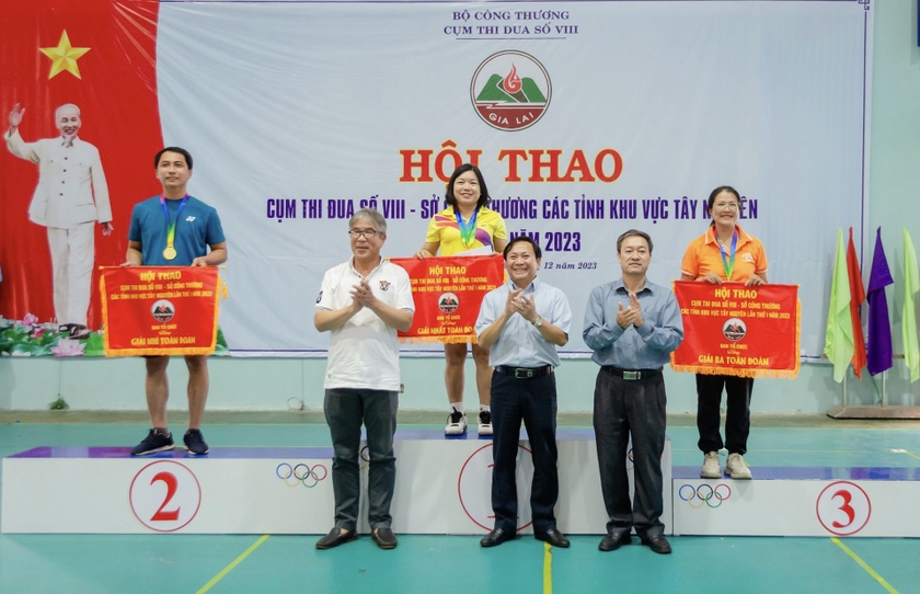 ban-to-chuc-trao-giai-toan-doan-cho-3-don-vi-dat-giai-cao-9661.jpg ban-to-chuc-trao-giai-toan-doan-cho-3-don-vi-dat-giai-cao-9661.jpg