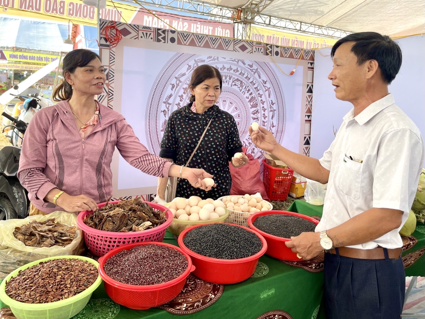 hoi-cho-gioi-thieu-va-ban-nhieu-nong-san-dac-trung-cua-dia-phuong-4305.jpg hoi-cho-gioi-thieu-va-ban-nhieu-nong-san-dac-trung-cua-dia-phuong-4305.jpg