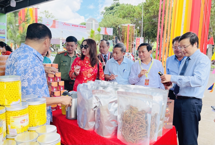 chu-tich-ubnd-tinh-truong-hai-long-dung-dau-tien-tu-phai-qua-cung-lanh-dao-cac-so-nganh.jpg chu-tich-ubnd-tinh-truong-hai-long-dung-dau-tien-tu-phai-qua-cung-lanh-dao-cac-so-nganh.jpg