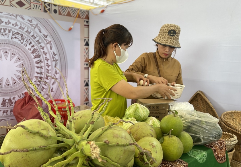 rau-cua-qua-trong-vuon-nha-duoc-ba-con-dem-den-gioi-thieu-va-ban-tai-hoi-cho-6391.jpg rau-cua-qua-trong-vuon-nha-duoc-ba-con-dem-den-gioi-thieu-va-ban-tai-hoi-cho-6391.jpg