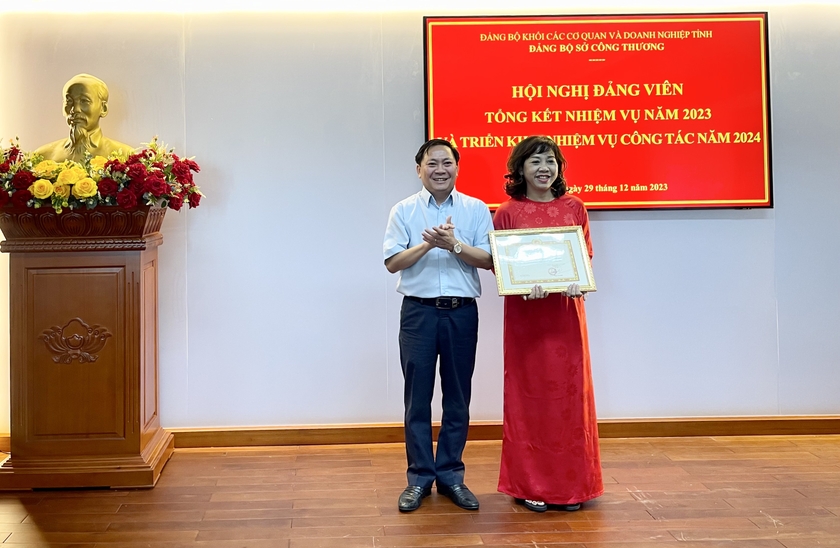 dang-uy-so-cong-thuong-da-trao-giay-khen-cho-1-tap-the-hoan-thanh-xuat-sac-nhiem-vu-nam-2023-anh-vt-6696.jpg dang-uy-so-cong-thuong-da-trao-giay-khen-cho-1-tap-the-hoan-thanh-xuat-sac-nhiem-vu-nam-2023-anh-vt-6696.jpg