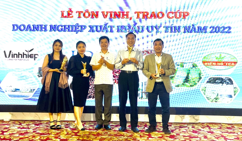 trao-cup-22doanh-nghiep-xuat-khau-uy-tin22-nam-2022-cho-cac-doanh-nghiep-7121.jpg