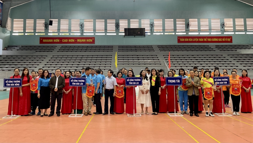 trao-co-luu-niem-cho-cac-don-vi-tham-gia-hoi-thao-5980.jpg
