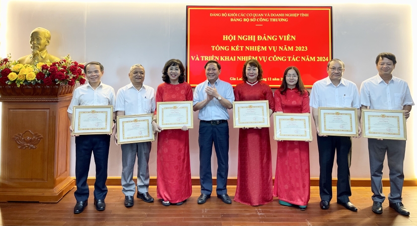 dang-uy-so-cong-thuong-trao-giay-khen-cho-cac-ca-nhan-hoan-thanh-xuat-sac-nhiem-vu-nam-2023-anh-vt-6424.jpg dang-uy-so-cong-thuong-trao-giay-khen-cho-cac-ca-nhan-hoan-thanh-xuat-sac-nhiem-vu-nam-2023-anh-vt-6424.jpg